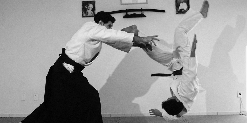 Ednei Senei lançando Marcio Welb - Foto classica do Nintaikan Dojo