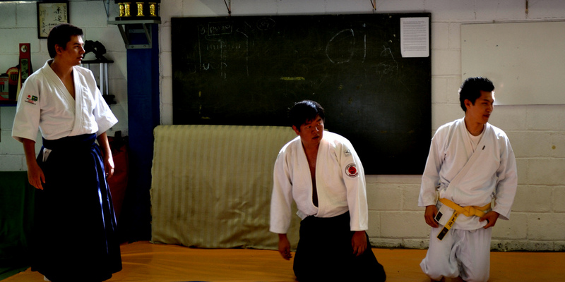 Treino com Marcio Welb, Leo e alunos observando algo...